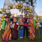 ДЕРЕВНЯ ПЕЛА И ПЛЯСАЛА ПОД ГАРМОНЬ